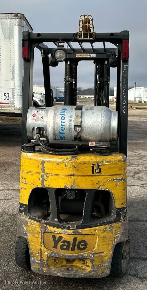 image for item DQ6531 Yale forklift