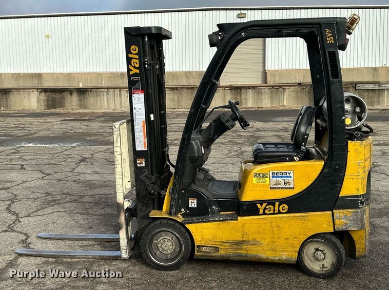 image for item DQ6531 Yale forklift