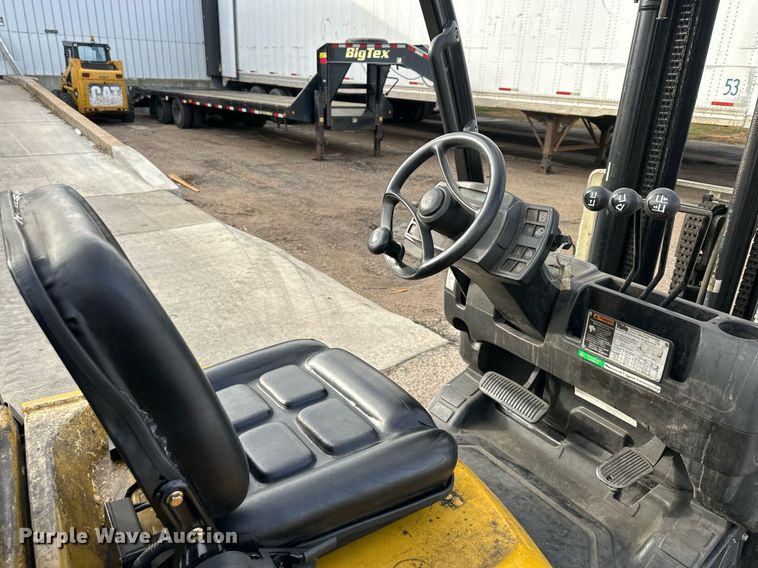image for item DQ6531 Yale forklift