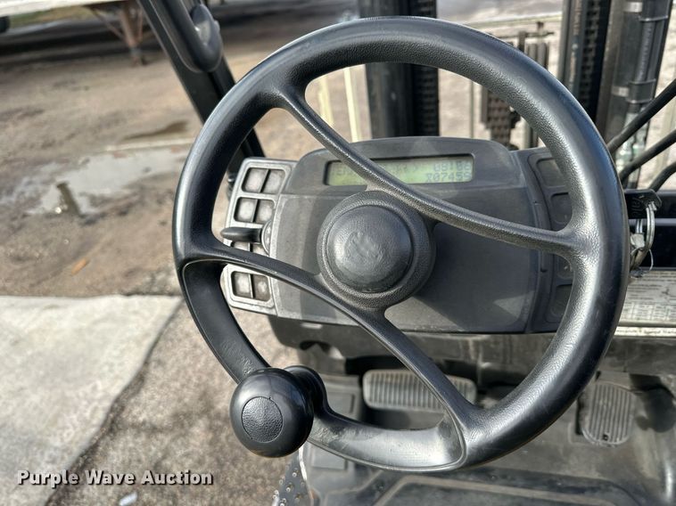 image for item DQ6531 Yale forklift