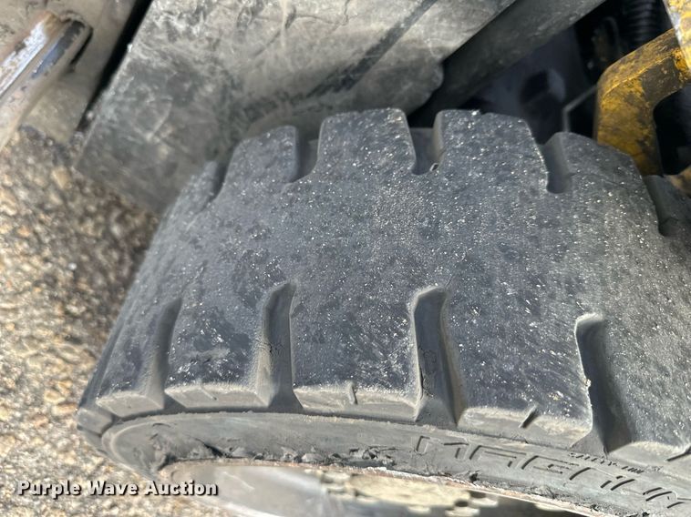 image for item DQ6531 Yale forklift