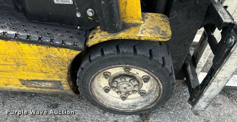 image for item DQ6531 Yale forklift