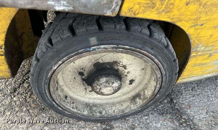 image for item DQ6531 Yale forklift