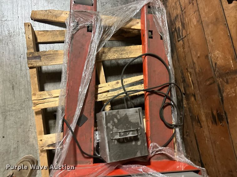 image for item DS3362 (2) pallet jacks