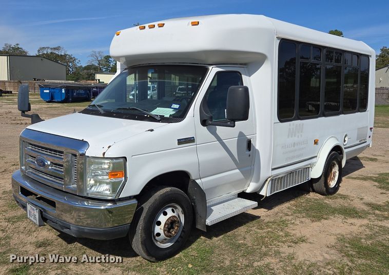 image for item DT5378 2010 Ford E350 shuttle bus