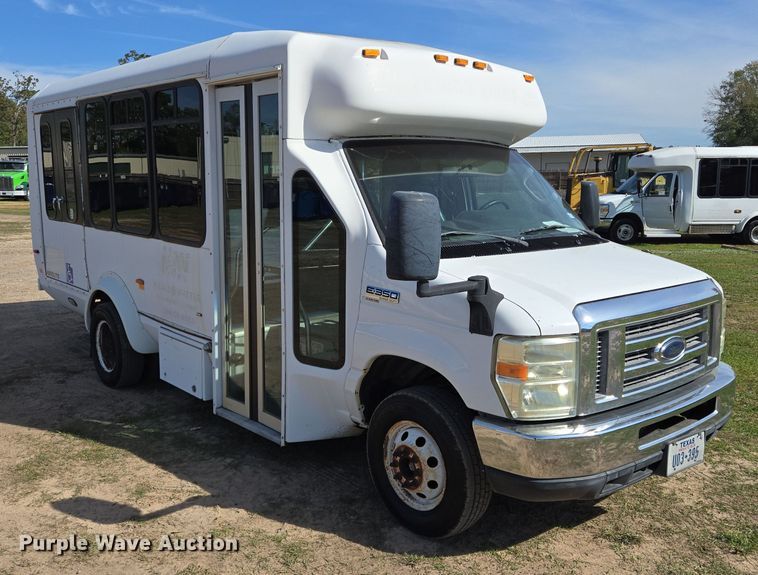 image for item DT5378 2010 Ford E350 shuttle bus