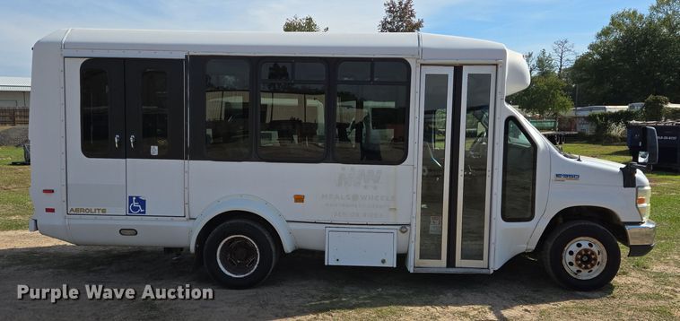 image for item DT5378 2010 Ford E350 shuttle bus