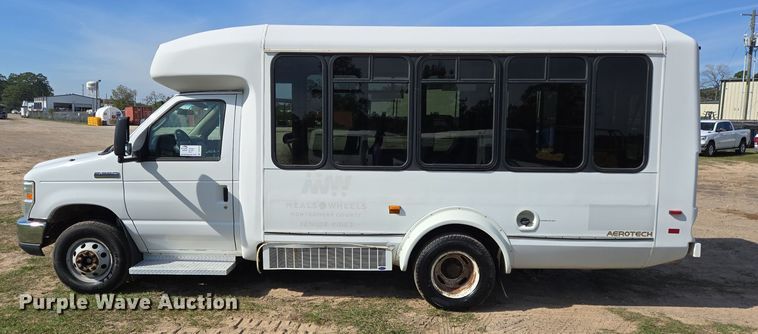 image for item DT5378 2010 Ford E350 shuttle bus