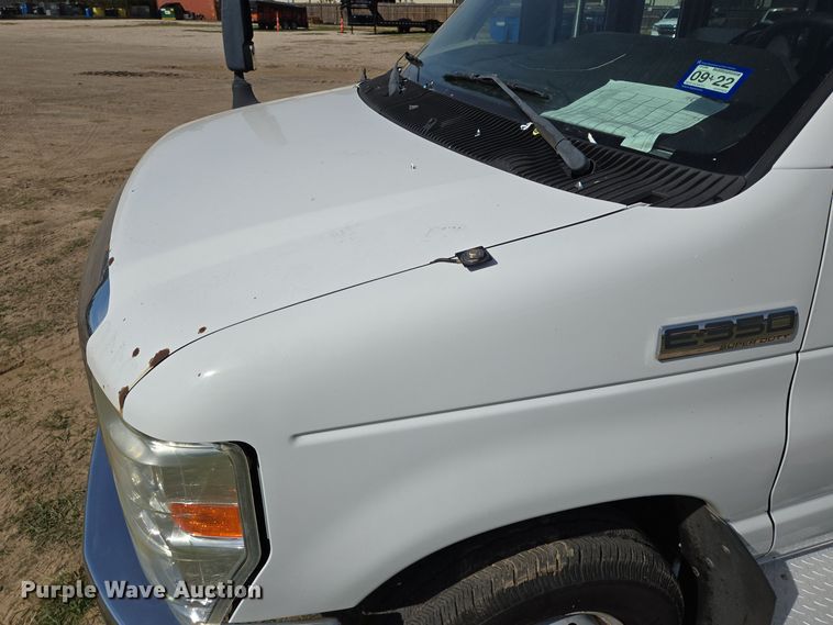 image for item DT5378 2010 Ford E350 shuttle bus