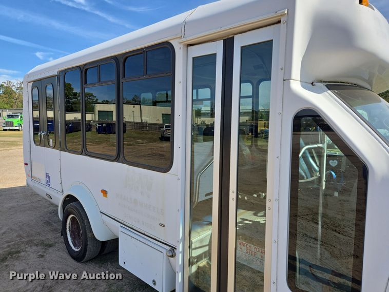 image for item DT5378 2010 Ford E350 shuttle bus