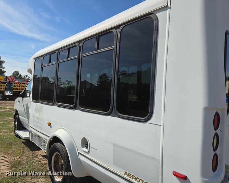 image for item DT5378 2010 Ford E350 shuttle bus