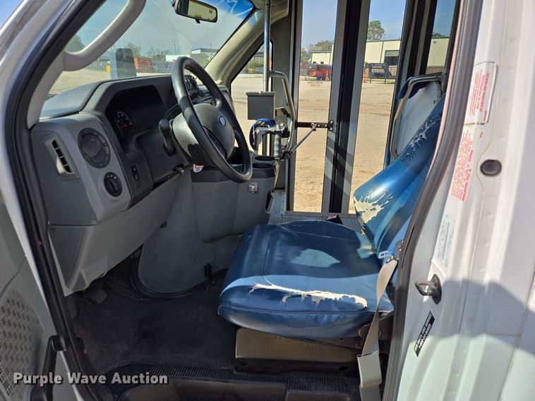 image for item DT5378 2010 Ford E350 shuttle bus