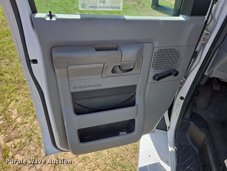 image for item DT5378 2010 Ford E350 shuttle bus