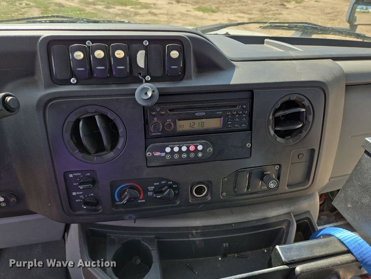 image for item DT5378 2010 Ford E350 shuttle bus