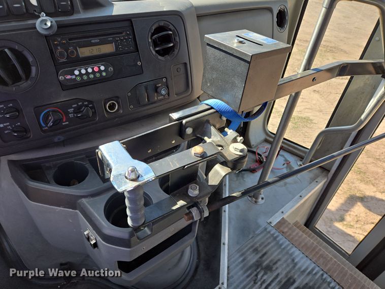 image for item DT5378 2010 Ford E350 shuttle bus