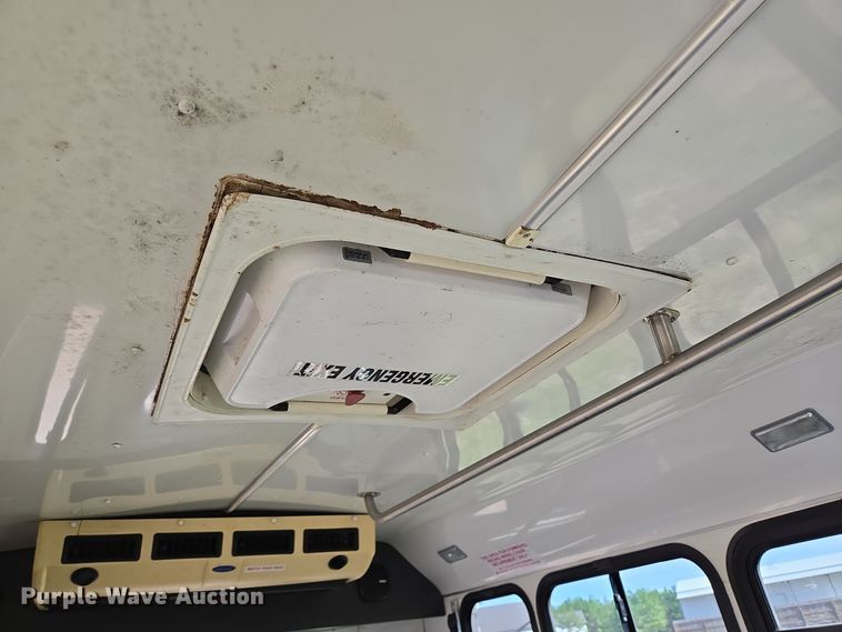 image for item DT5378 2010 Ford E350 shuttle bus