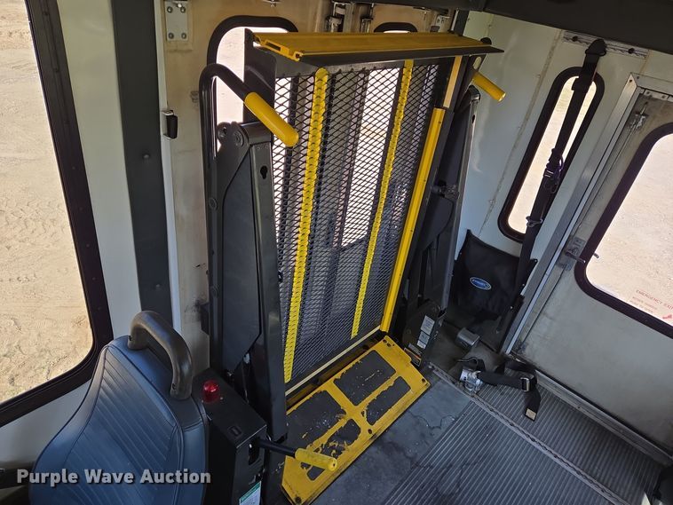 image for item DT5378 2010 Ford E350 shuttle bus