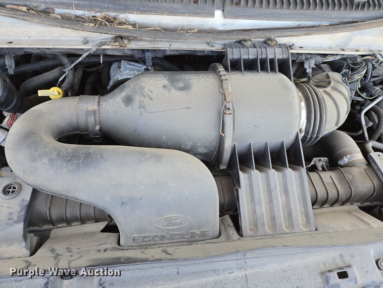 image for item DT5378 2010 Ford E350 shuttle bus