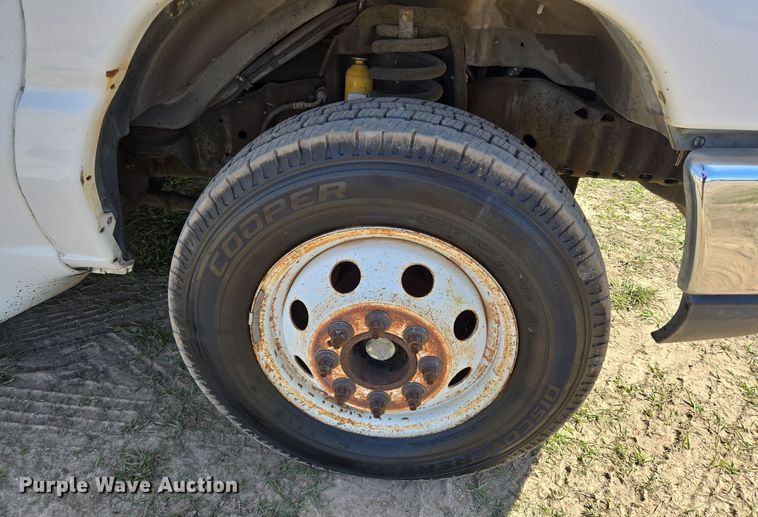 image for item DT5378 2010 Ford E350 shuttle bus