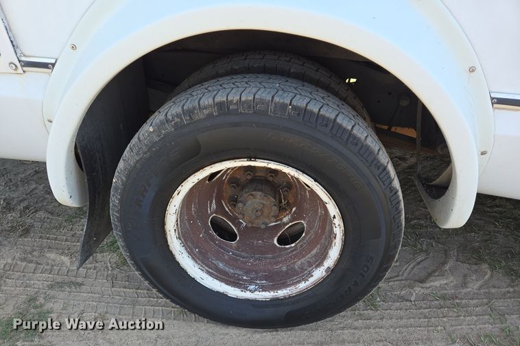 image for item DT5378 2010 Ford E350 shuttle bus