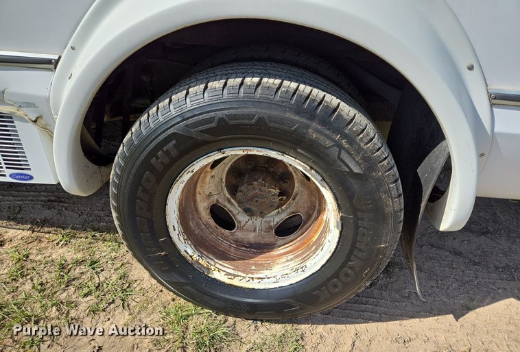 image for item DT5378 2010 Ford E350 shuttle bus