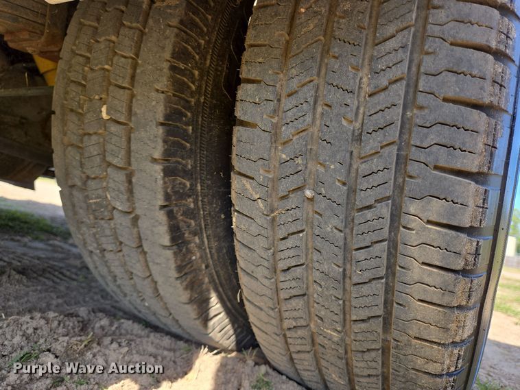 image for item DT5378 2010 Ford E350 shuttle bus