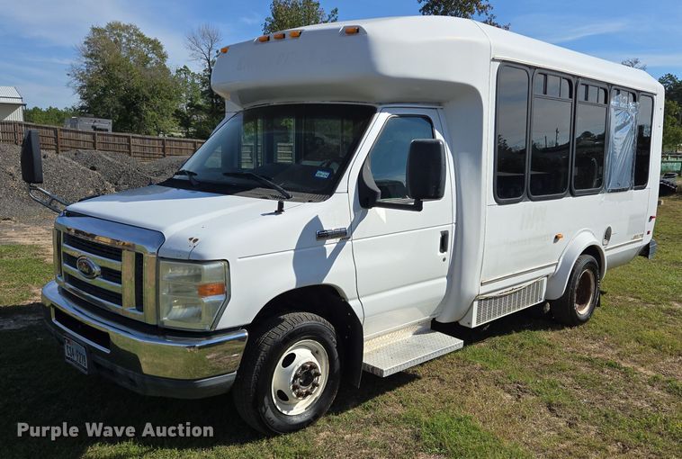 image for item DT5380 2011 Ford E350 shuttle bus