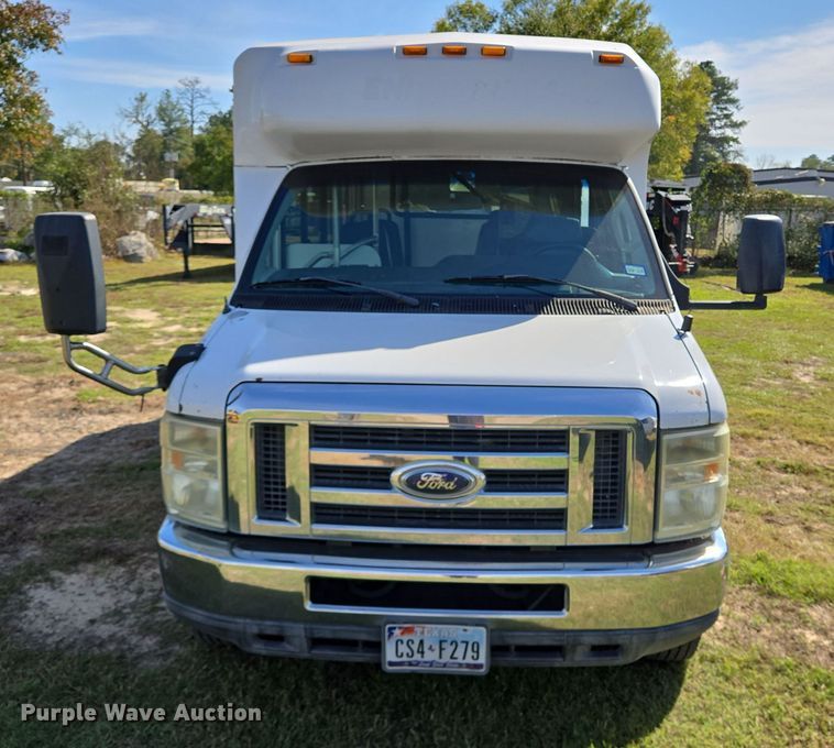 image for item DT5380 2011 Ford E350 shuttle bus