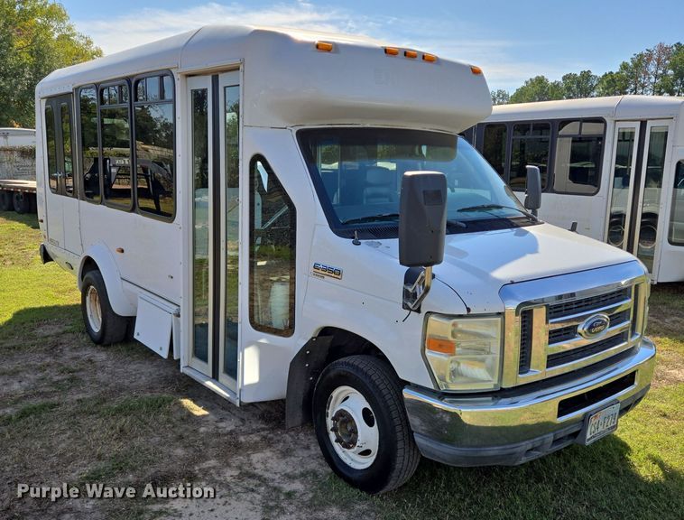 image for item DT5380 2011 Ford E350 shuttle bus