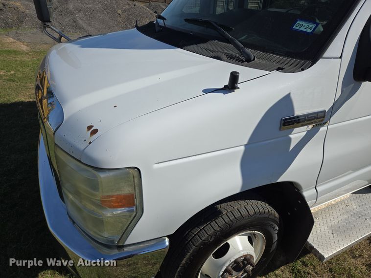 image for item DT5380 2011 Ford E350 shuttle bus