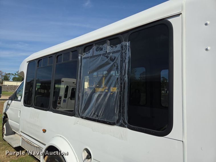image for item DT5380 2011 Ford E350 shuttle bus