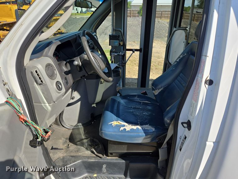 image for item DT5380 2011 Ford E350 shuttle bus