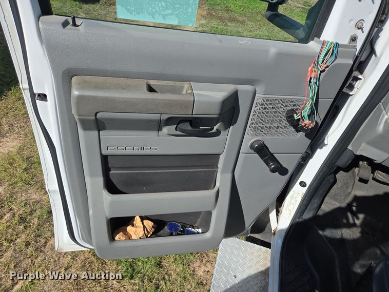 image for item DT5380 2011 Ford E350 shuttle bus