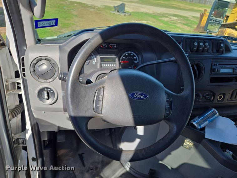 image for item DT5380 2011 Ford E350 shuttle bus