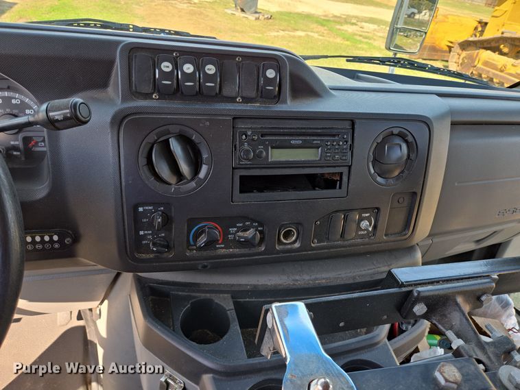 image for item DT5380 2011 Ford E350 shuttle bus