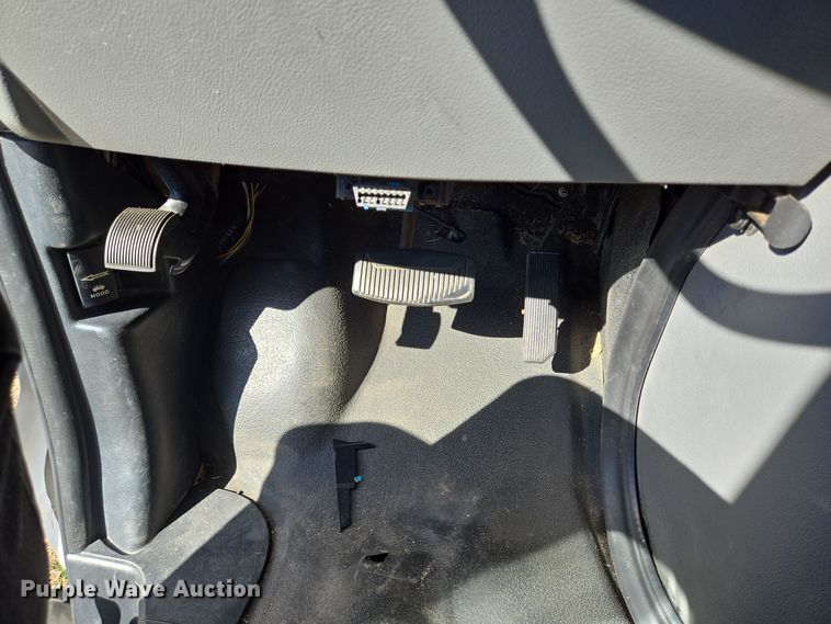 image for item DT5380 2011 Ford E350 shuttle bus