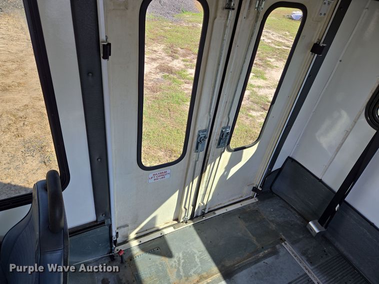 image for item DT5380 2011 Ford E350 shuttle bus