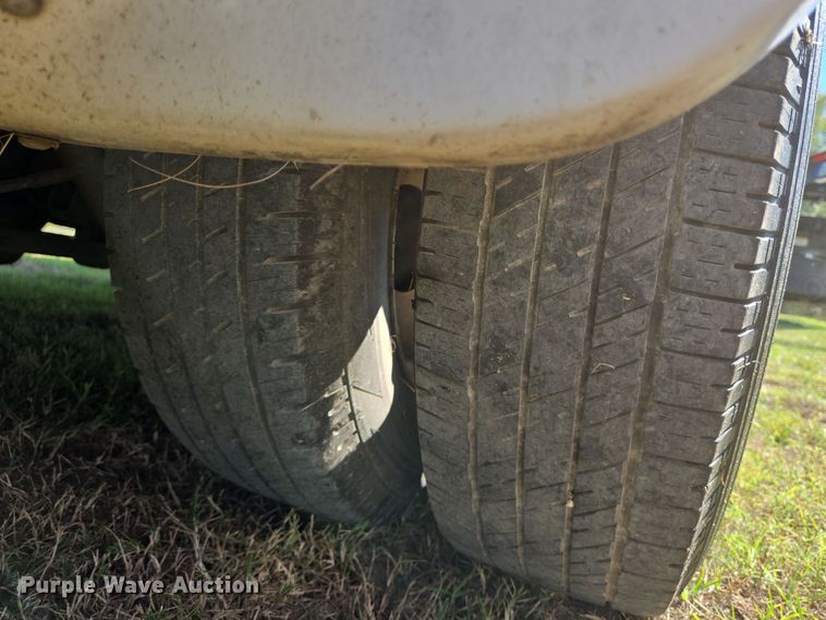 image for item DT5380 2011 Ford E350 shuttle bus