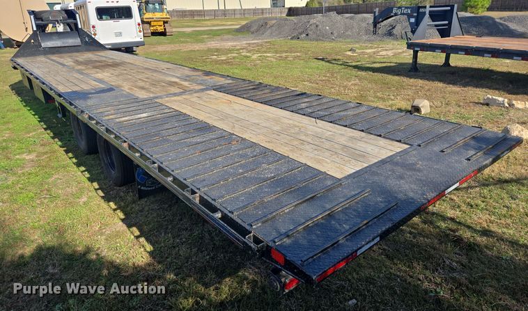 image for item DT5382 2021 Diamond C hydraulic tail equipment trailer