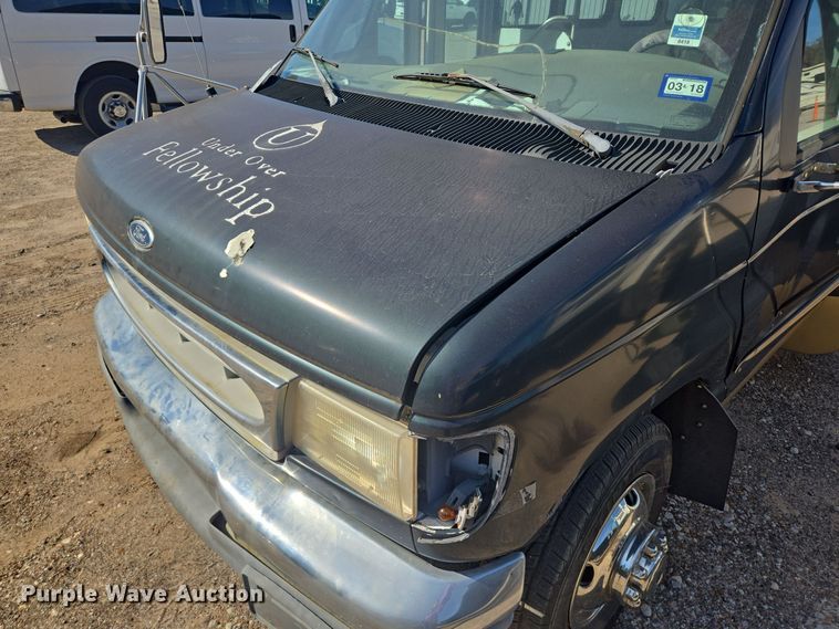 image for item DT5383 1998 Ford E450 shuttle bus