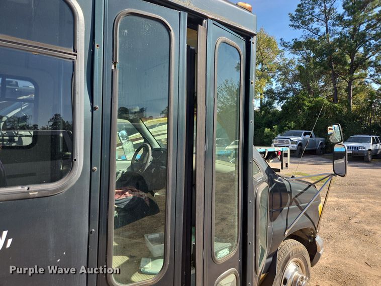 image for item DT5383 1998 Ford E450 shuttle bus