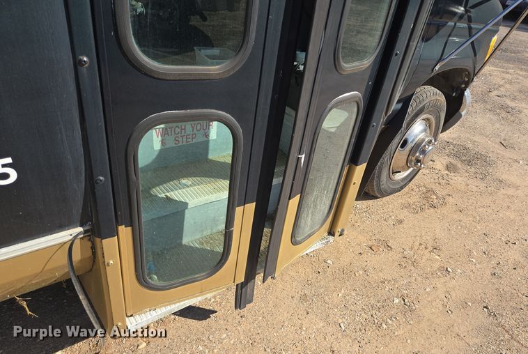 image for item DT5383 1998 Ford E450 shuttle bus