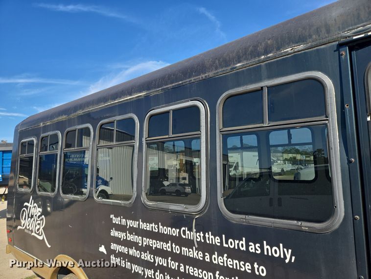 image for item DT5383 1998 Ford E450 shuttle bus