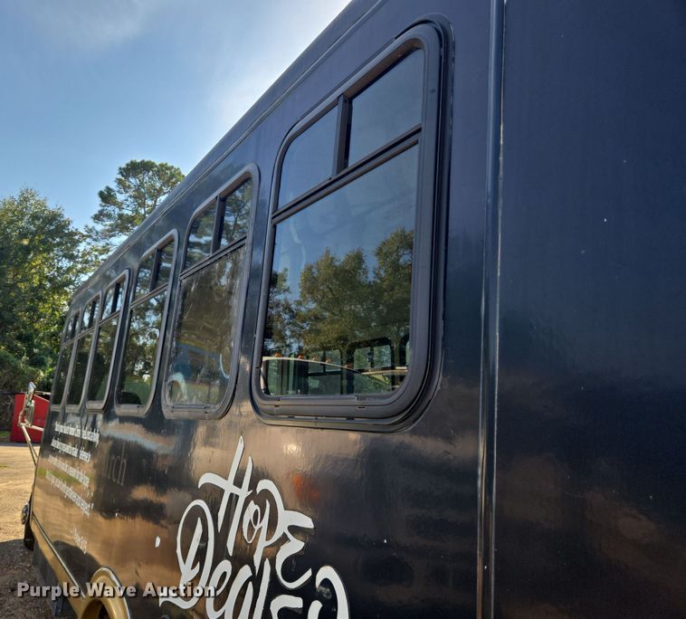 image for item DT5383 1998 Ford E450 shuttle bus