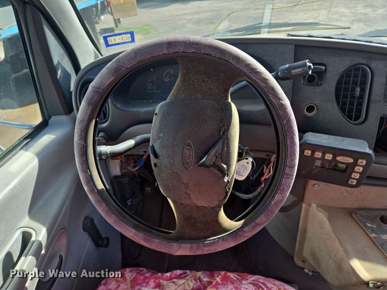 image for item DT5383 1998 Ford E450 shuttle bus