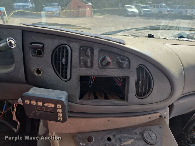 image for item DT5383 1998 Ford E450 shuttle bus
