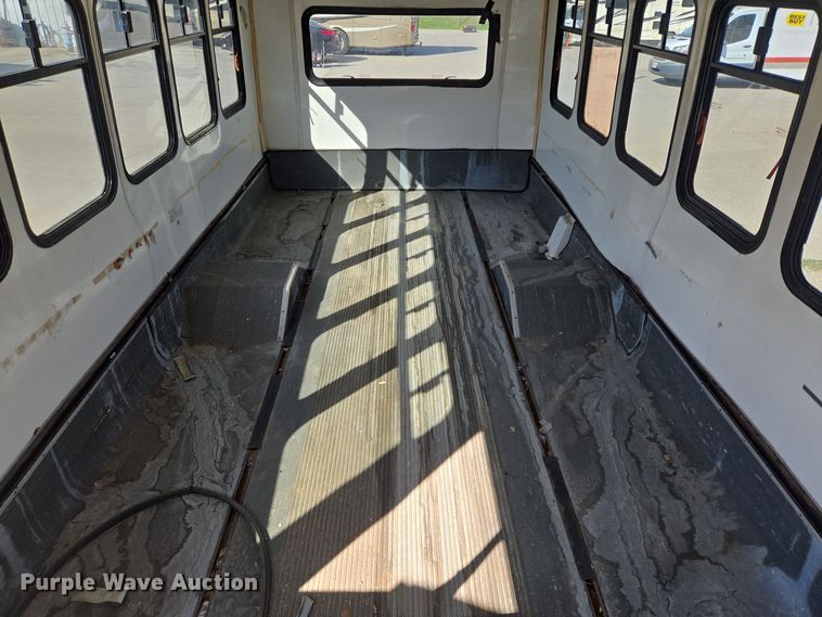 image for item DT5383 1998 Ford E450 shuttle bus