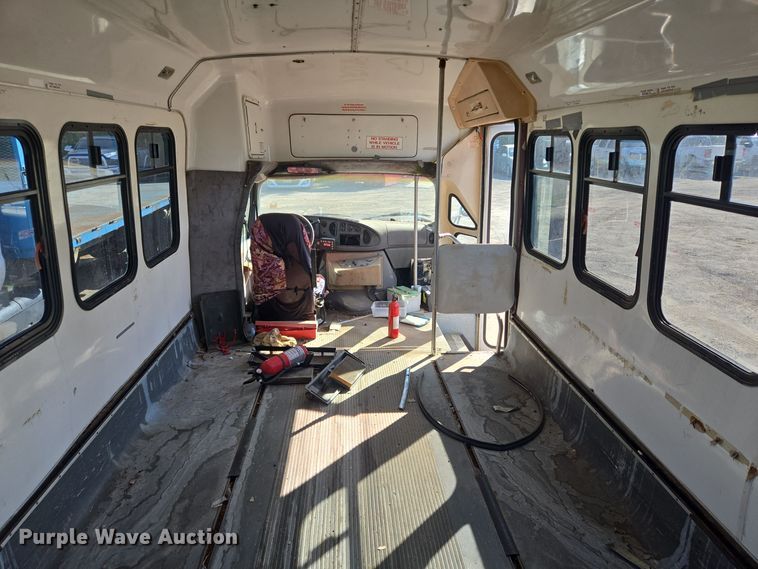 image for item DT5383 1998 Ford E450 shuttle bus