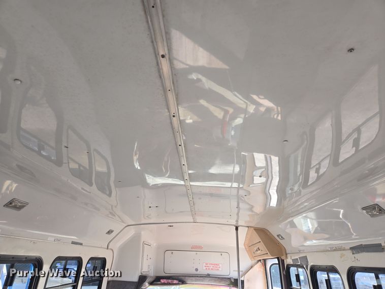 image for item DT5383 1998 Ford E450 shuttle bus