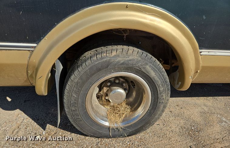 image for item DT5383 1998 Ford E450 shuttle bus